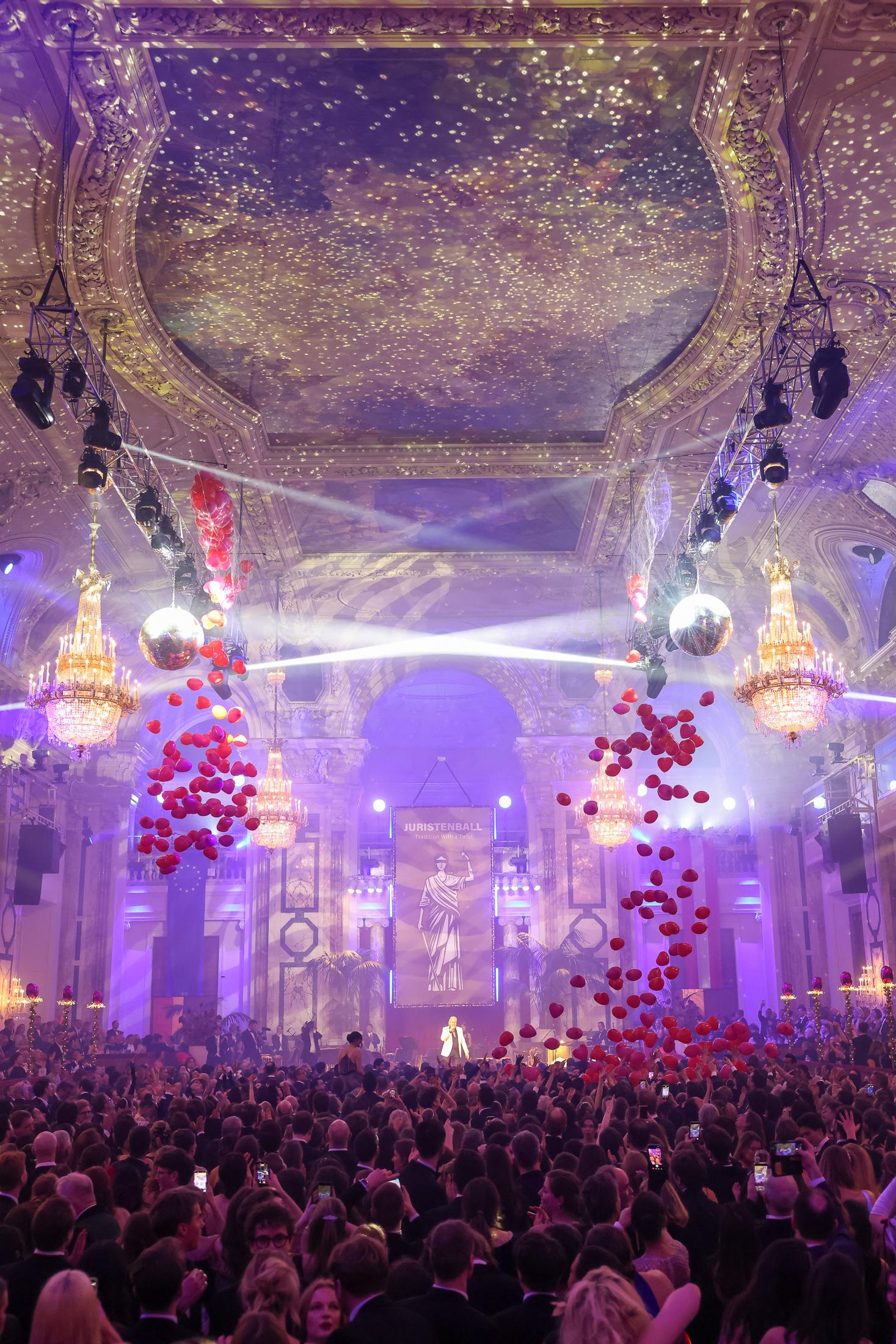 Ballonregen im Festsaal