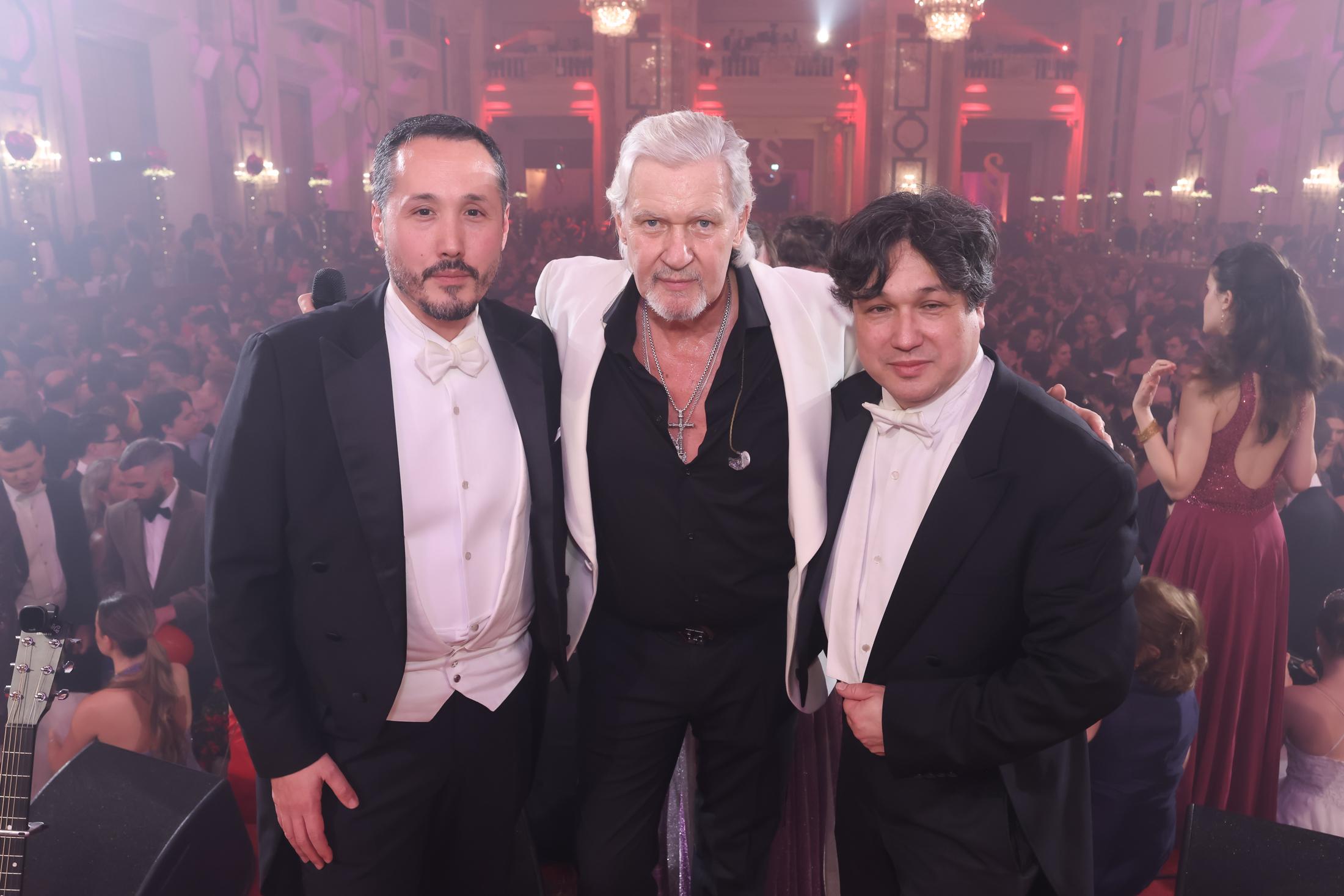 Präs. RA Dr. Alexander T. Scheuwimmer, MBA, Johnny Logan und Ballorganisator Mag. Reinhard Hohenegger